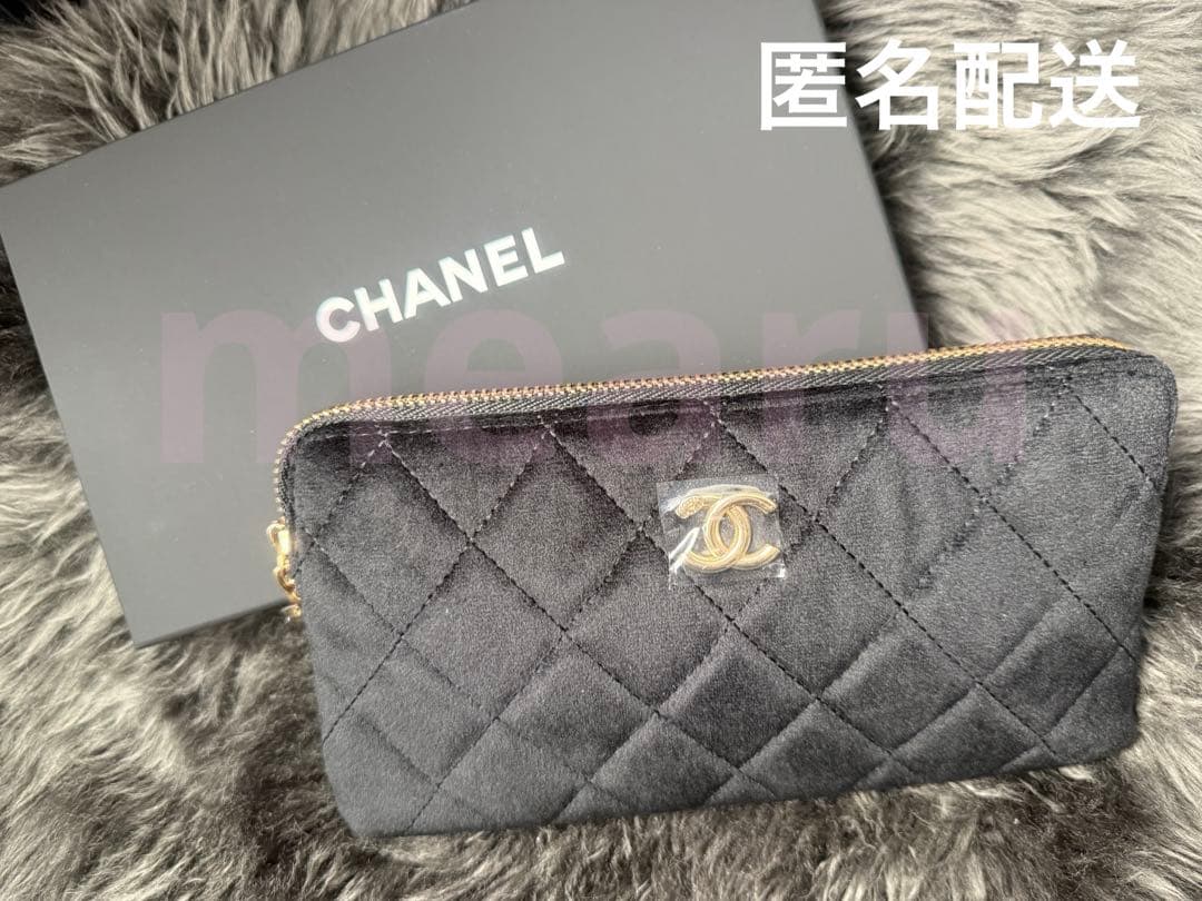 CHANEL ノベルティ　カメリアチャーム　ベロアポーチ　高級感　ベルベット