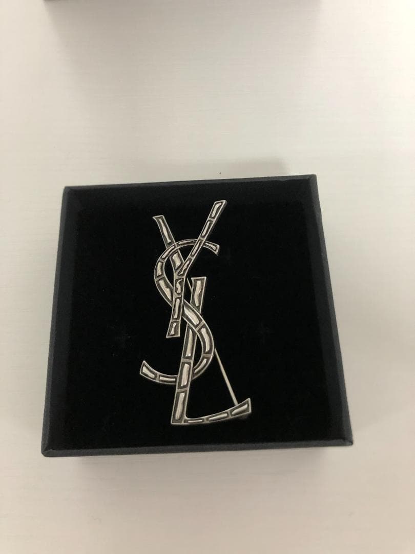 ブローチ　YSLロゴ　アンチック仕上げ　レディース　ヴィンテージ　アクセサリー